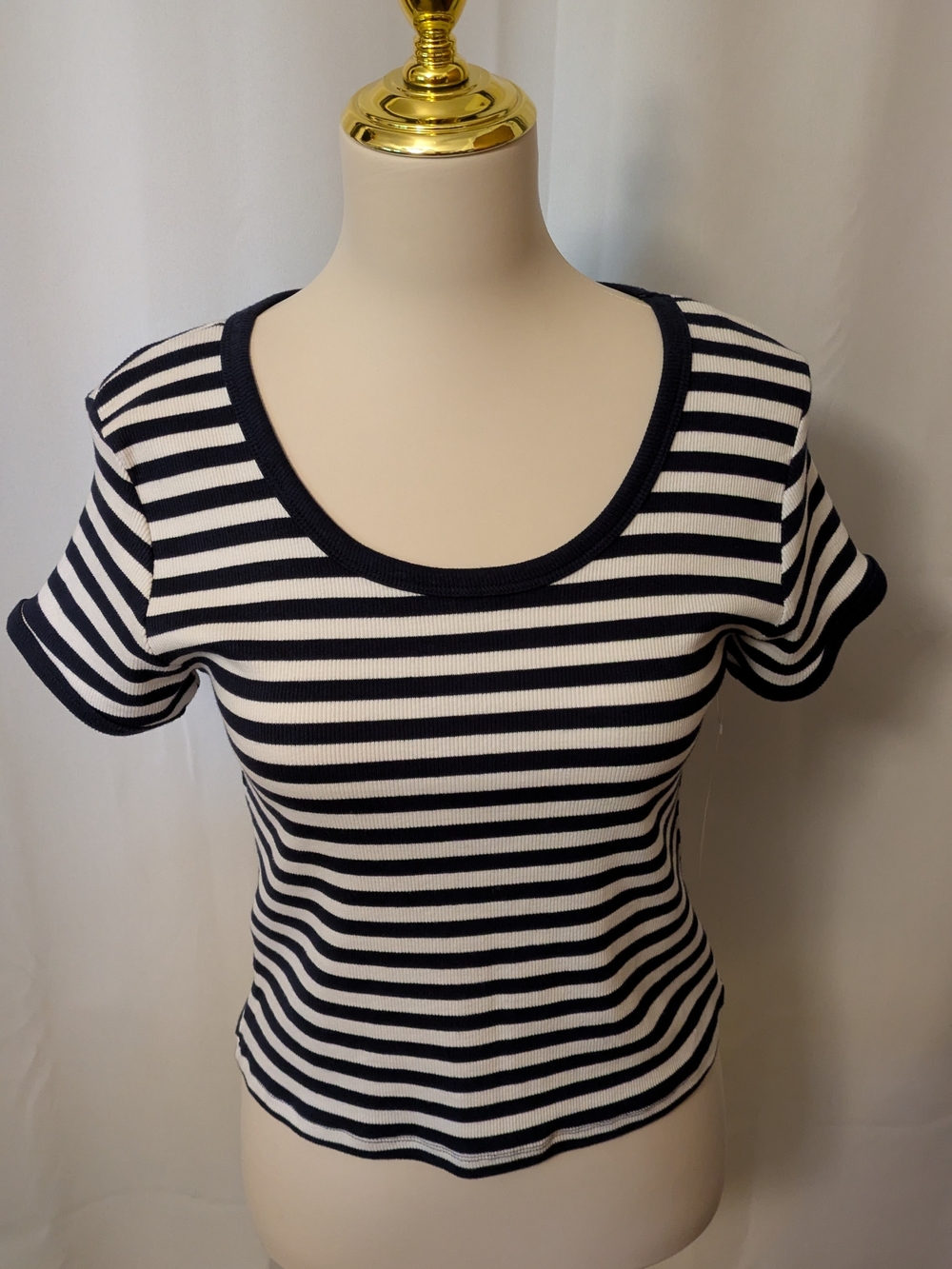 🎆 Eye Candy Classic Navy Blue and White Striped Scoop Neck Top